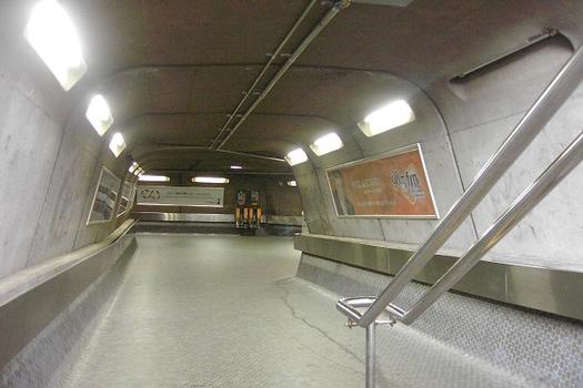 Station Radisson; Un des corridors d'accès souterrain reliant les édicule Nord et Ouest de la station; au bout du tunnel, vers la gauche, l'édicule Nord conduisant au centre commercial La Place-Versailles (Galleries marchandes); au bout à droite, c'est le niveau mezzanine avec la guérite de perception, ainsi que l'accès à l'édicule Sud. 02/27 Ligne Verte Métro de Montréal