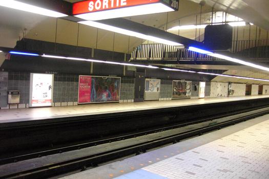 Station Beaudry; Aperçu des détails et des couleurs de la partie centrale de la station. 12/27 Ligne Verte Métro de Montréal
