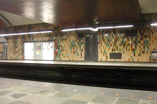 Station Papineau; Aperçu des couleurs et de la décoration de la partie centrale de la station, juste dessous la passerelle inter-quais. 11/27 Ligne Verte Métro de Montréal