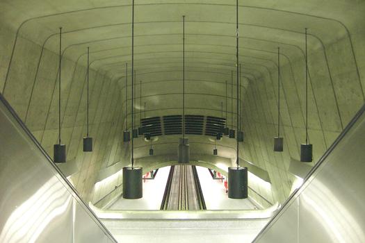 Station Radisson; Dans l'escalier mécanique, reliant le niveau mezzanine à la passerelle inter-quais, en regardant vers l'ouest en direction Angrignon. Côté Ouest de la grande salle de la station,qui est située sous la rue Sherbrooke. 02/27 Ligne Verte Métro de Montréal