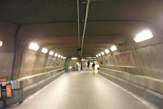 Station Radisson; Corridor d'accès reliant l'édicule Nord au niveau de la mezzanine de la station. 02/27 Ligne Verte Métro de Montréal