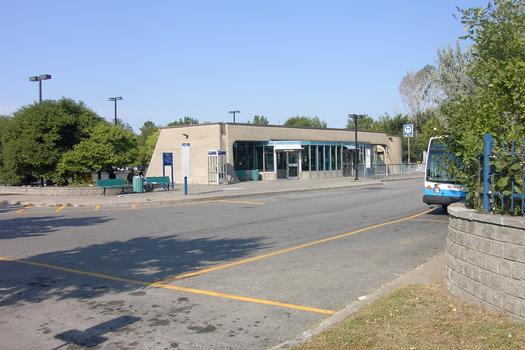 Station Radisson; Édicule Nord de la station, situé angle rue sherbrooke et Du-Trianon. Arrondissement de Maisonneuve. 02/27 Ligne Verte Métro de Montréal