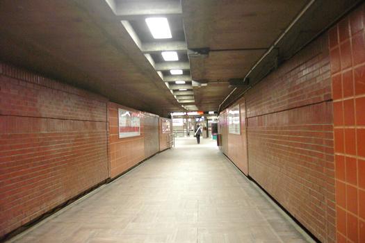Station Henri-Bourassa; Corridor passant sous le boulevard Henri-Bourassa, il relie l'édicule Nord qui est intégré à un petit centre commercial au niveau de la guérite de perception (mezzanine); 28/31 Ligne Orange Métro de Montréal
