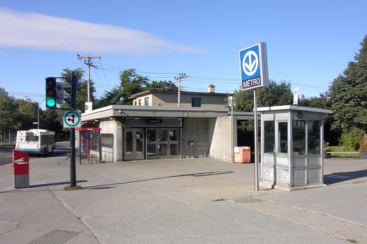 Station Sauvé; Édicule Nord-Ouest de la station, situé angle des rues Sauvé et Lajeunesse, arrondissement Ahuntsic. 27/31 Ligne Orange Métro de Montréal