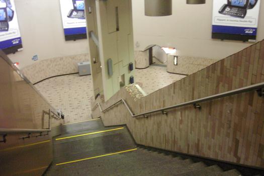 Station Crémazie; Du haut de l'escalier, le plancher du niveau de la passerelle inter-quais. 26/31 Ligne Orange Métro de Montréal