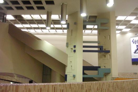 Station Crémazie; Sur la passerelle inter-quais, aperçu du côté Ouest de la station, avec ses escaliers. 26/31 Ligne Orange Métro de Montréal