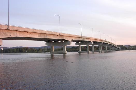Pont du Long-Sault reliant le Québec à l'Ontario au niveau de la ville de Hawkesbury On; franchit la rivière aux Outaouais; construit en 1998; Pont à poutres en béton armé et précontraint