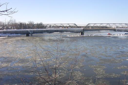 Protection du béton frais coulé contre le gel dans des tentes en polyéthylène, Nouveau pont de Terrebonne