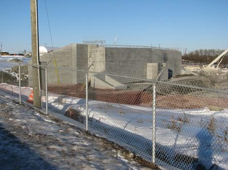 Cinq mois plus tard; le devant de la culée nord à Laval Qc Ca structure de béton assise sur les pieux d'acier dans la photo précédente