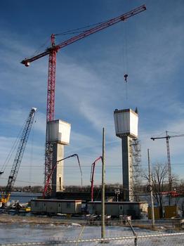 Vue d'ensemble du chantier de la tour à haubans nord quasi complétée; Boulevard Lévesque secteur Saint-François Laval Qc Ca