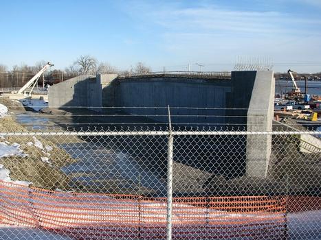 Cinq mois plus tard; l'arrière de la culée nord à Laval Qc Ca; structure de béton assise sur les pieux d'acier vus dans la première photo