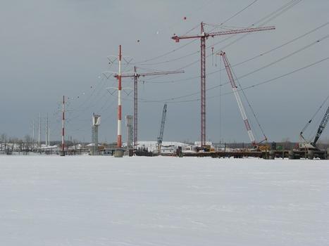 En plein centre de la rivière Des-Prairies à 600 mètres de l'une ou l'autre des deux rives, sur 0,7 mètre de glace, de quoi porter un camion poids-lourd; aperçu du chantier après 9 mois de travaux