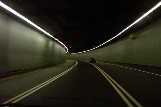 Tunnel Ville-Marie, Montréal, Québecen plein centre du deuxième virage