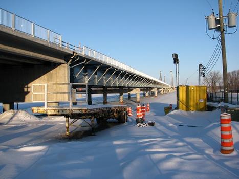 Le pont de l'autoroute 25 un Dimanche matin de Janvier par -28 degrés C. Photo prise depuis la rive sur l'île de Montréal en regardant vers l'arrondissement Saint-François à Laval