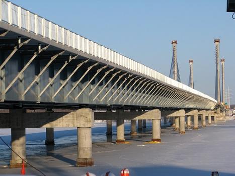 Le pont de l'autoroute 25 par un Dimanche matin en Janvier à -28 degrés C. Photo prise au téléobjectif depuis la rive sur l'île de Montréal en regardant vers l'arrondissement Saint-François à Laval. Les travaux sont finalisés à 97 %. Ouverture prévue en Mai 2011