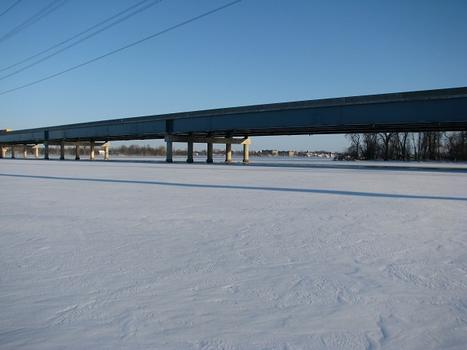 Le pont de l'autoroute 25 par un Dimanche matin en Janvier à -28 degrés C. Vue de la partie en poutres; la distance entre les piles est de cent mètres