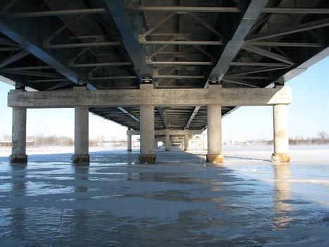 Un aperçu de la structure sous le tablier du pont en regardant vers Laval