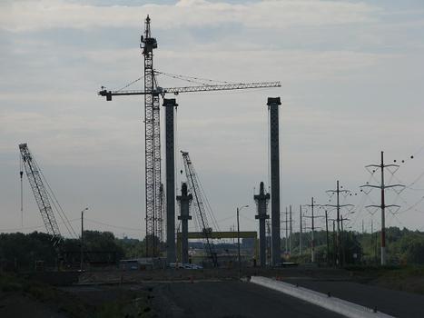 Pylônes à haubans du pont de l'autoroute A-25 Photo au téléobjectif prise depuis le viaduc des trains du Canadien-Pacifique à Laval Qc Ca