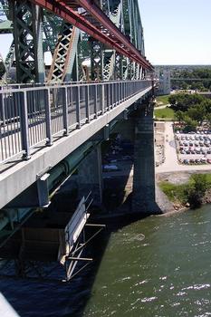 Pont Jacques-Cartier, vue latérale du côté amont de la structure trans-fluviale en regardant vers l'île Sainte-Hélène. Été 2002