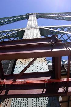 Pont Jacques-Cartier, partie la plus élevée de la structure en porte-à-faux du pont; ça environne les cent-trente mètres de hauteur, le dégagement sous la structure pour les navires est d'environ 70 mètres