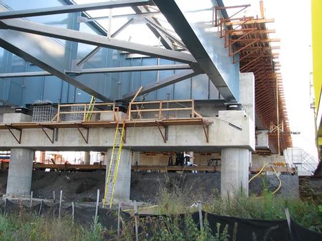 Aperçu du début de la structure d'acier à l'extrémité sud du pont (ïle de Montréal)
