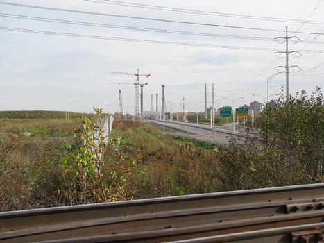 Aperçu du chantier à Laval depuis le viaduc ferroviaire du Canadien-Pacifique à un kilomètre du pont