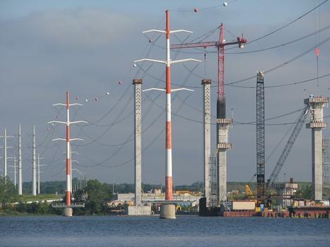 Construction dans la rivière de la pile sud et de ses pylônes à haubans au sud de la fosse à esturgeons (Rivière Des Prairies) entre Montréal et Laval