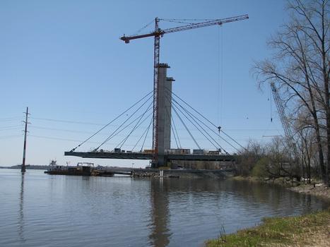 État d'avancement des travaux sur le pylône nord, photo prise d'en aval vers l'amont côté Laval (Québec)