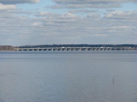 Pont de l'Île-aux-Tourtes, vue au téléobjectif à trois kilomètres de distance depuis la rive sud-ouest du lac des Deux-Montagnes; relie Sainte-Anne de Bellevue (Île de Montréal) à Vaudreuil Comté de Soulanges