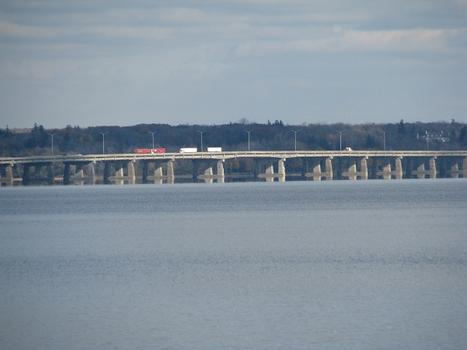 Pont de l'Île-aux-Tourtes, vue super agrandie au téléobjectifet prise à trois kilomètres de distance depuis la rive sud-ouest du lac des Deux-Montagnes; relie Sainte-Anne de Bellevue (Île de Montréal) à Vaudreuil Comté de Soulanges