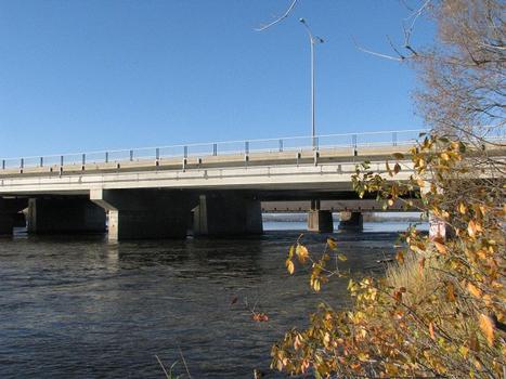 Vue en direction ouest depuis la rive située du côté est du pont Louis Alexandre-Taschereau sur la rivière aux Outaouais. Il relie Dorion (comté de Vaudreuil Soulanges) à Pincourt sur l'île Perrot. Autoroute du Souvenir, A-20 entre Montréal et Toronto