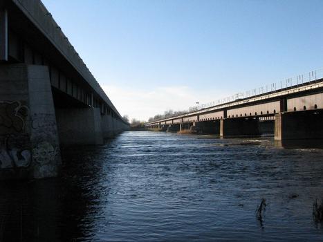 Pont Taschereau à gauche et pont ferroviaire à droite. Autoroute du Souvenir, A-20