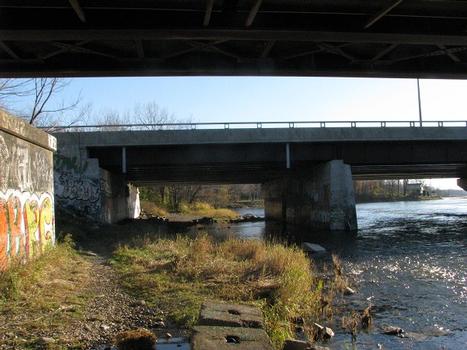 Pont Taschereau à son extrémité est sur l'île Perrot, en regardant vers l'aval, à l'estuaire de la rivière aux Outaouais entre les Lacs des Deux-Montagnes et Saint-Louis