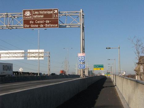 Vue du pont A.-Galipeault depuis son extrémité ouest, photo prise sur le côté est de l'Île Perrot