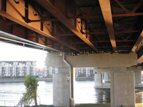 Vue dans le détail de la structure avec ses profilés d'acier (poutres longitudinales) consolidées à l'aide d'entretoises; pont en direction est, rivière aux Outaouais