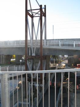 Structure portant la piste cyclable du Pont A-Galipeault; parc de l'écluse de Sainte-Anne de Bellevue Qc Ca