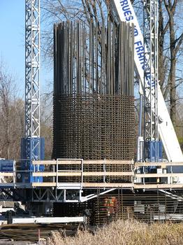 Vue détaillée du montage de l'acier d'armature sur ce fût de pilier, les tringles à la verticale ont cinquante millimètres de diamètre, l'intérieur des fûts sera vide, ce qui implique l'utilisation d'un béton à haute performance (BHP). Pont du canal de Beauharnois