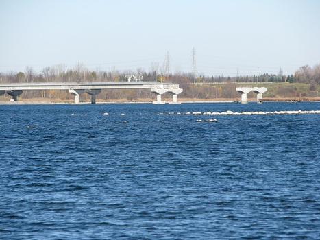 Pont de l'autoroute 30 en construction. Novembre 2010. Photo prise au téléobjectif depuis Saint-Timothée île de Valleyfield, en regardant vers Les-Cèdres comté de Soulanges Qc Ca. C'est situé au sud-ouest de la région de Montréal