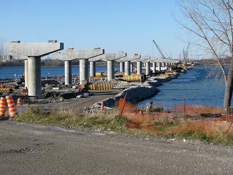 Pont de l'autoroute 30 en construction: Novembre 2010. Photo prise depuis la route 132; un aperçu des nombreux piliers à chevêtre qui constitueront cette future voie d'accès sur le fleuve Saint-Laurent à Saint-Timothée île de Valleyfield, Québec, Canada