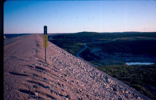 Sur le chemin de crête du grand barrage à L-G 2 en direction sud ou rive gauche