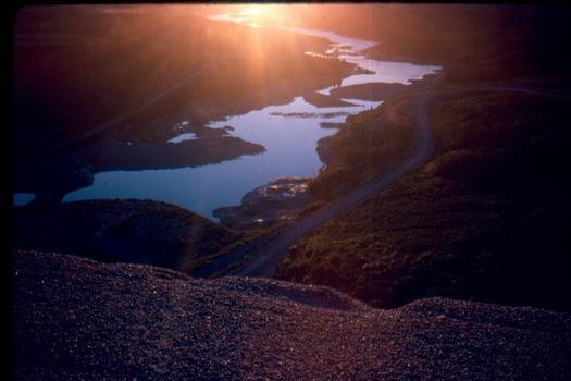 Vue en aval du grand barrage au soleil couchant; la rivière La-Grande en contre-bas