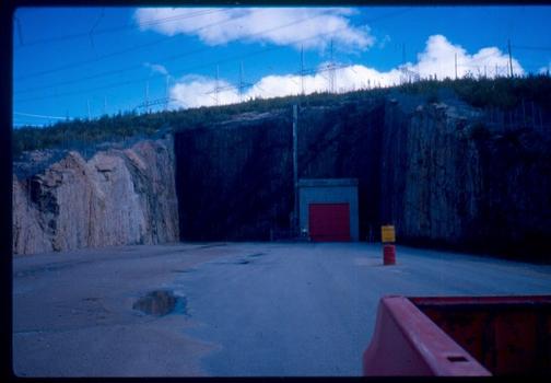 Aménagement hydroélectrique de la Baie James: Entrée de la centrale Robert-Bourassa; derrière cette porte un tunnel long de douze-cents mètres descend en direction gauche vers la centrale