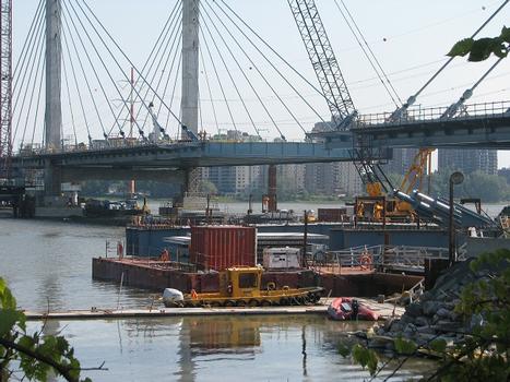 Aperçu au téléobjectif de l'ouvrage à cinq mètres du sol sur le côté aval du pont en regardant vers Montréal