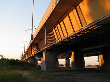 Aperçu de la structure sur le côté amont du pont au crépuscule, en regardant à l'est vers Charlemagne; autoroute Félix-Leclerc A-40