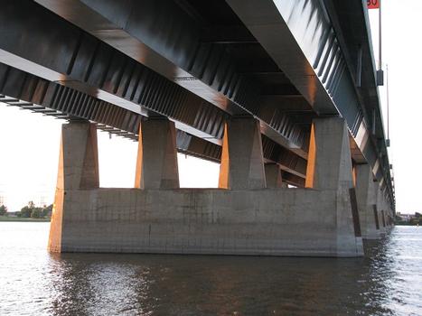 Le tablier de ce pont est soutenu par quatre séries de poutres caisson; Les poutres caisson sont toutes perpendiculairement contreventées entre elles par des étrésillons