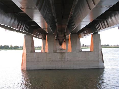 Le tablier de ce pont est soutenu par quatre séries de poutres caisson; Les poutres caisson sont toutes perpendiculairement contreventées entre elles par des étrésillons