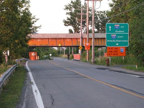 Boulevard Gouin est passant sous l'extrémité ouest du pont Charles-de Gaulle île de Montréal