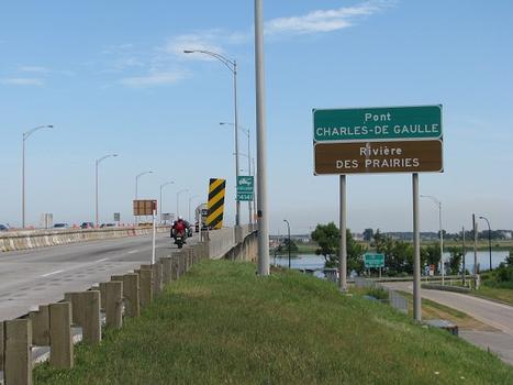 Pont Charles-de Gaulle à l'extrémité est de l'Île de Montréal, sur l'autoroute Félix-Leclerc la A-40; en regardant vers l'est, en direction de Trois-Rivières Qc Ca