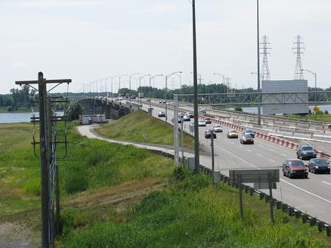 Grossissement au téléobjectif de pont Charles-de-Gaulle en regardant vers l'ouest depuis le viaduc de Lachenaie, route régionale 344