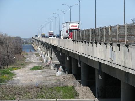 En regardant à l'ouest vers Dorion et Ottawa; autoroute Félix-Leclerc A-40 et A-417 en Ontario